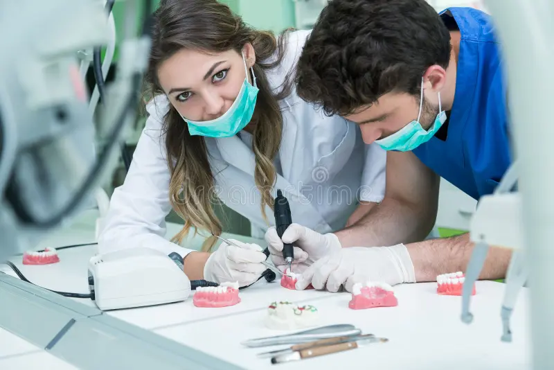 Auxiliar de laboratório de prótese dentária em formação no Instituto Porto Smile
