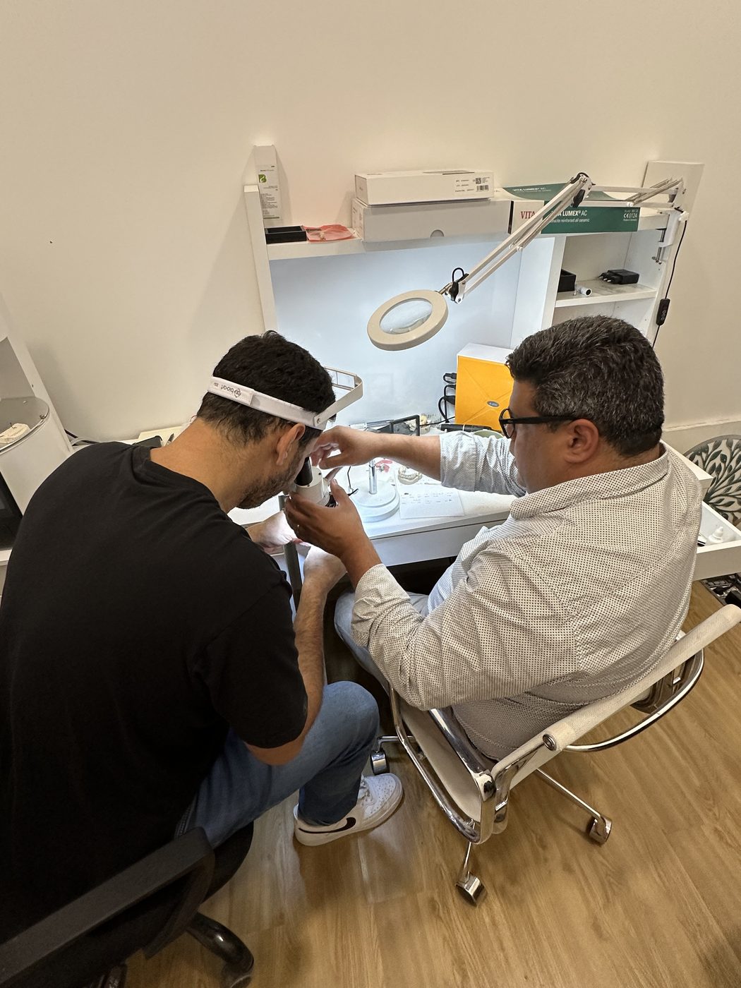 Formação hands-on Chair Side Básico — dois formandos a trabalhar na bancada com lupa — Instituto Porto Smile