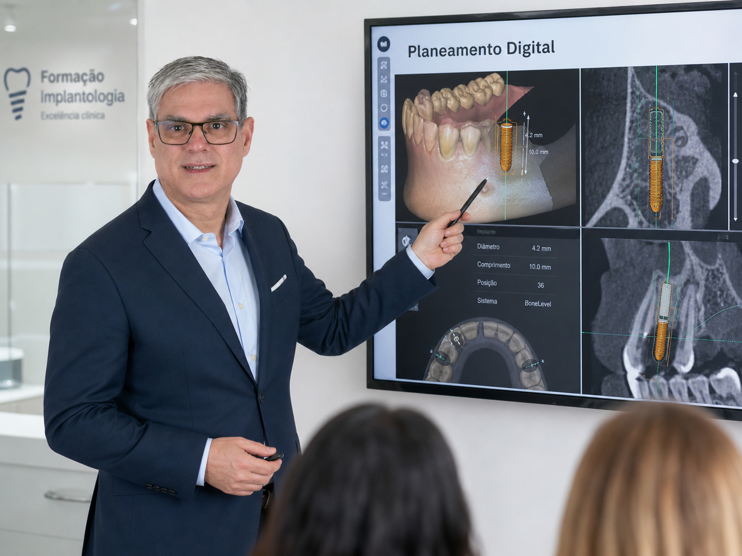 Dr. Elton Dias a ensinar planeamento digital em cirurgia guiada de implantes — Instituto Porto Smile