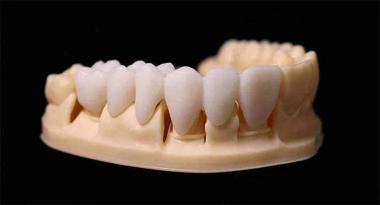 Auxiliar de laboratório a executar o pós-processamento de peças impressas em 3D