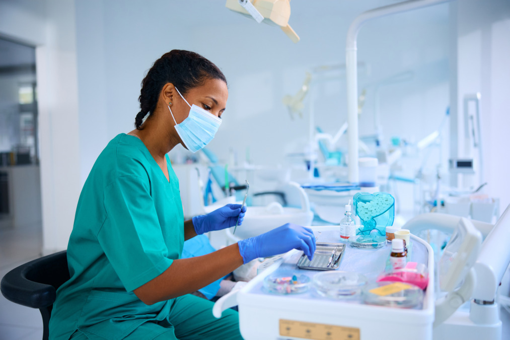 Técnico de laboratório a trabalhar em prótese dentária no Instituto Porto Smile