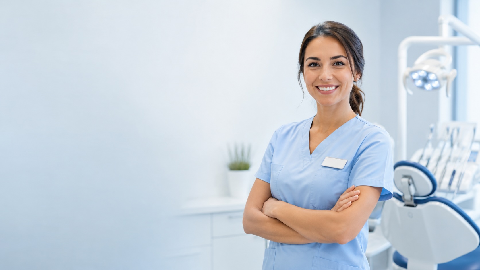 Assistente dentária em consultório